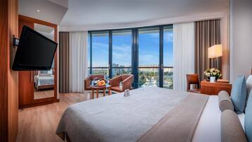 Artículos del minibar gratis y caja de seguridad en la habitación