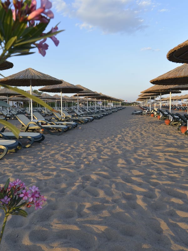Privatstrand, Liegestühle, Sonnenschirme, Strandtücher
