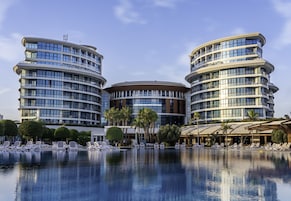 Piscina interna, 6 piscinas externas, guarda-sóis, espreguiçadeiras
