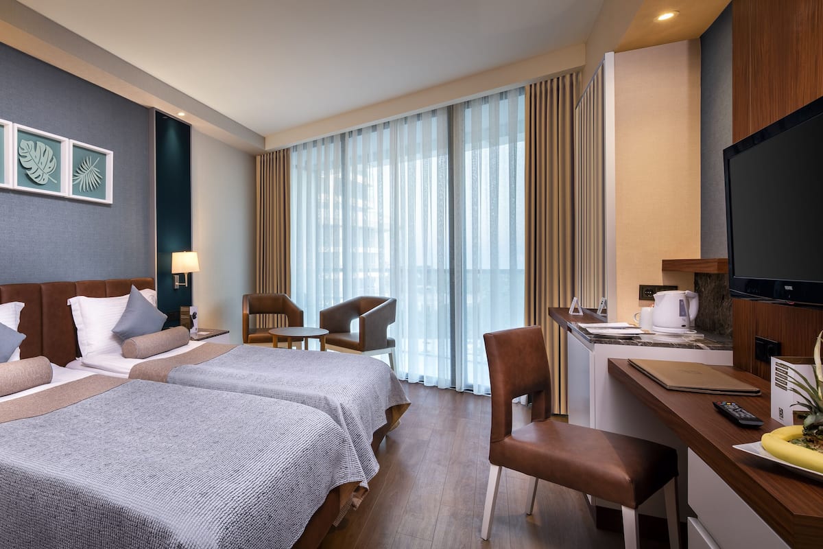 Artículos del minibar gratis y caja de seguridad en la habitación