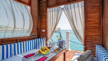 Serveert ontbijt, lunch, diner, internationale gerechten