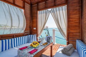 Caf é da manhã, almoço e jantar; culinária internacional 