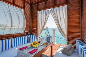 Privatstrand, Liegestühle, Sonnenschirme, Strandtücher