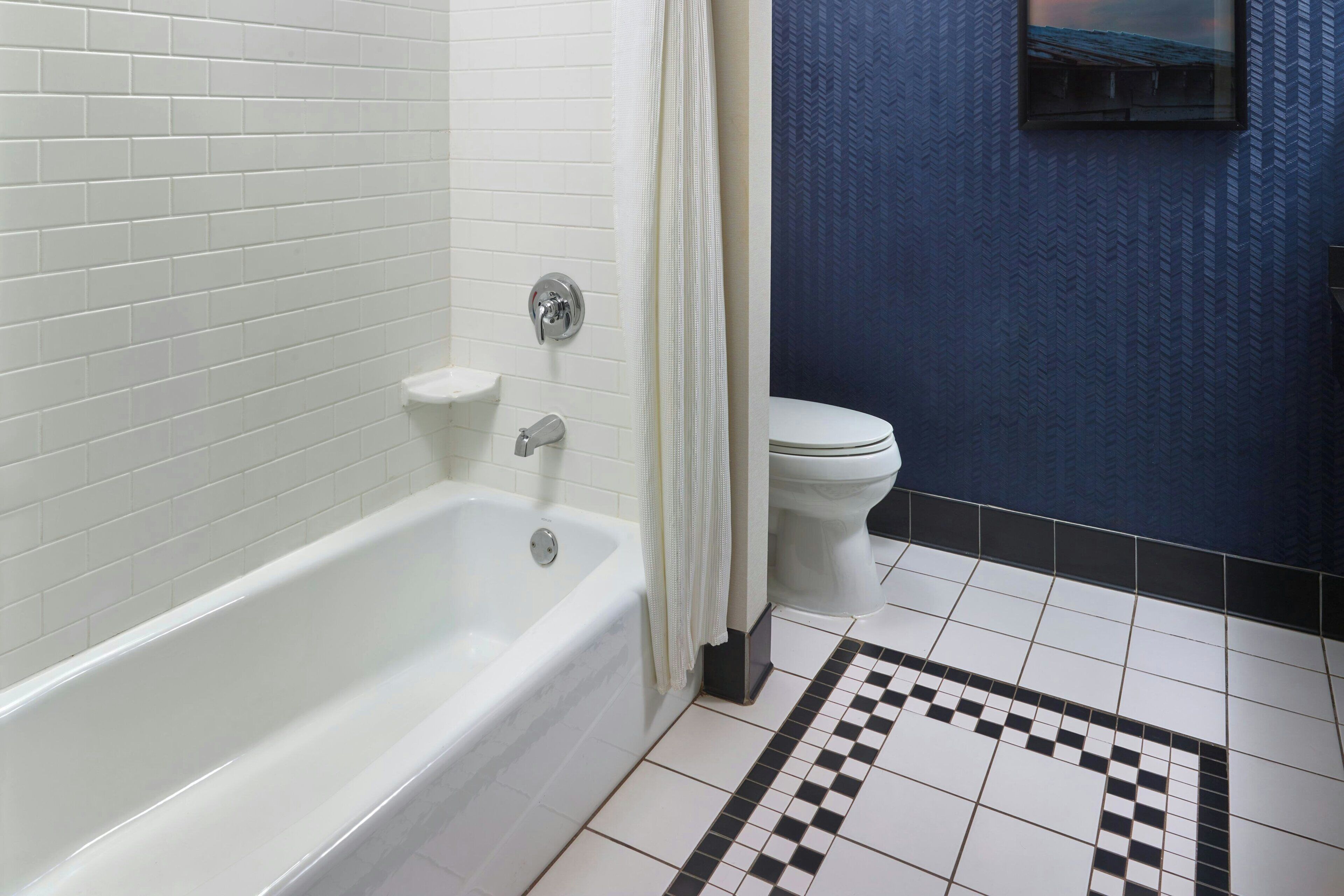 combined shower/bathtub, hydromassage showerhead, free toiletries