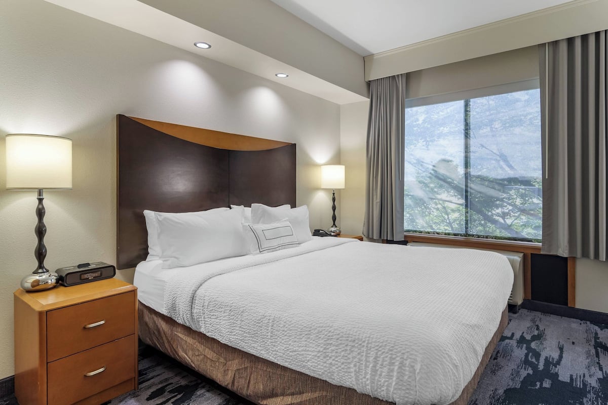 Hochwertige Bettwaren, Daunenbettdecken, Pillowtop-Betten, Schreibtisch