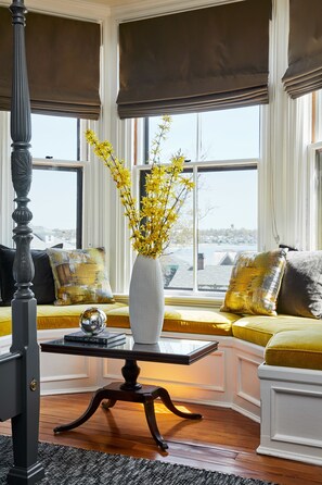 客房, 1 张大床, 部分海景 (Sun Room) | 客房景观