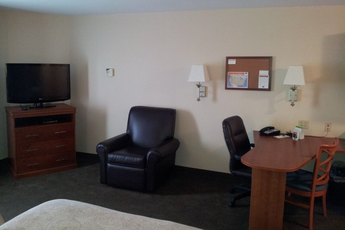 In-room safe, desk, free WiFi