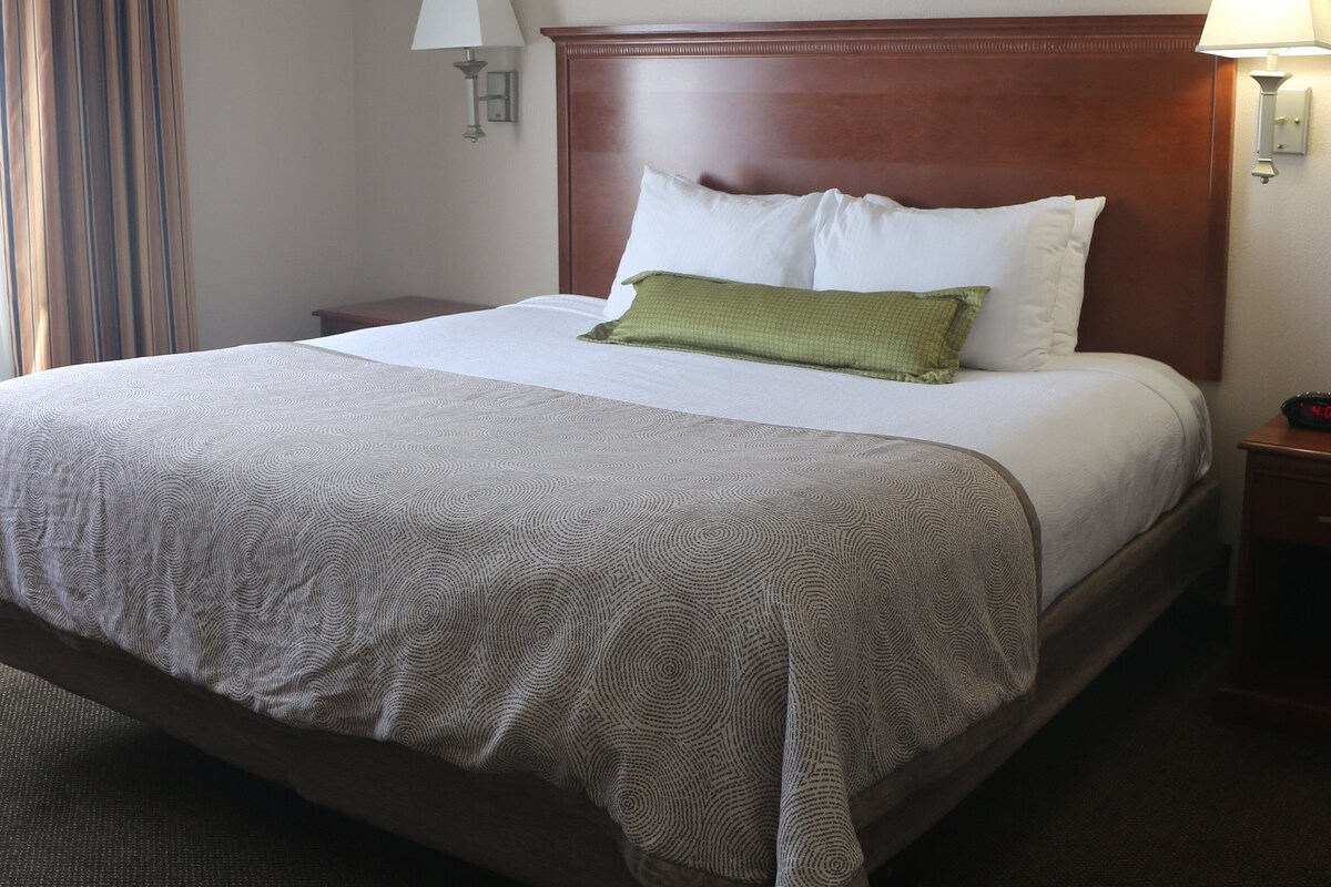 In-room safe, desk, free WiFi
