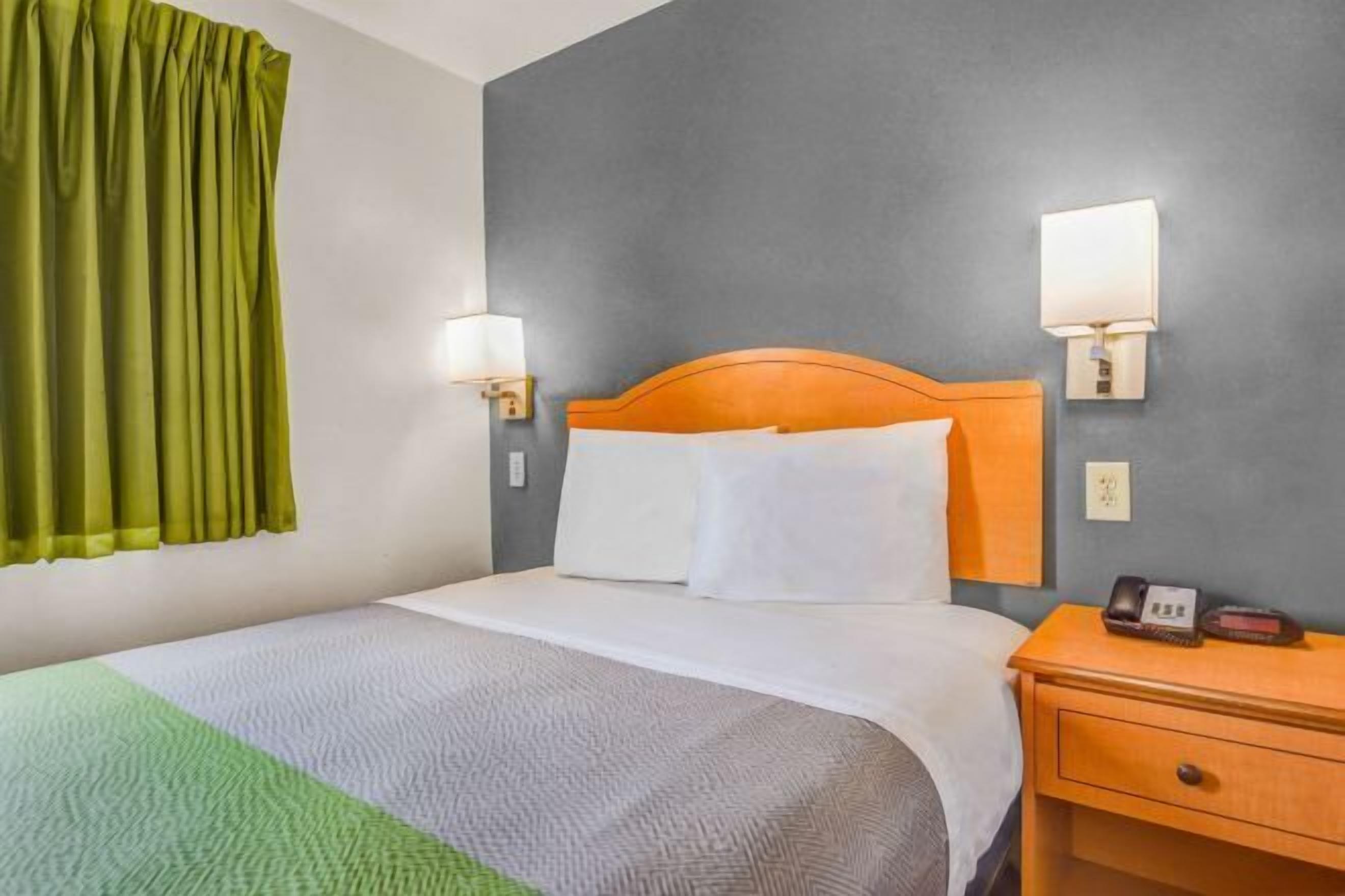 Verduisterende gordijnen, een strijkplank/strijkijzer, gratis wifi