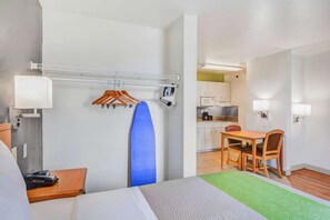 Verduisterende gordijnen, een strijkplank/strijkijzer, gratis wifi