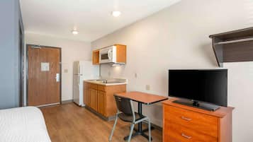 Standard Studio, 1 Queen Bed, Non Smoking, Refrigerator & Microwave