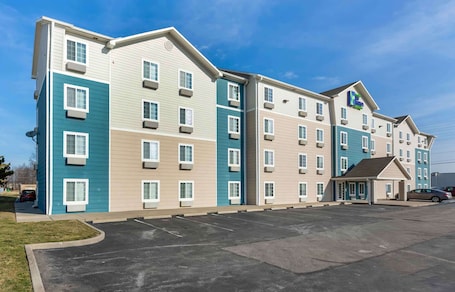 Exterior. Extended Stay America Select Suites - Cleveland - Avon