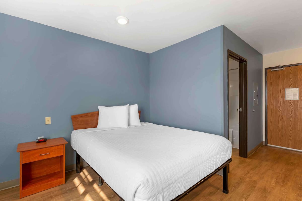 Standard Studio, 1 Queen Bed, Non Smoking, Refrigerator & Microwave | Desk, laptop workspace, iron/ironing board, free WiFi