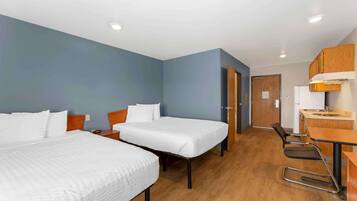 Standaard studio, 2 queensize bedden, niet-roken, koelkast en magnetron | Een bureau, een laptopwerkplek, een strijkplank/strijkijzer, gratis wifi