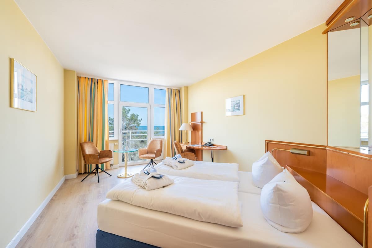 Habitación Confort doble, vistas al mar | 1 dormitorio, ropa de cama hipoalergénica, minibar y caja fuerte