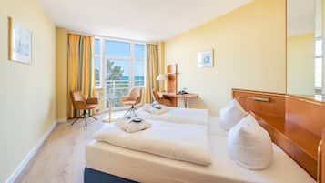Comfort-Doppelzimmer, Meerblick | Allergikerbettwaren, Minibar, Zimmersafe, Schreibtisch