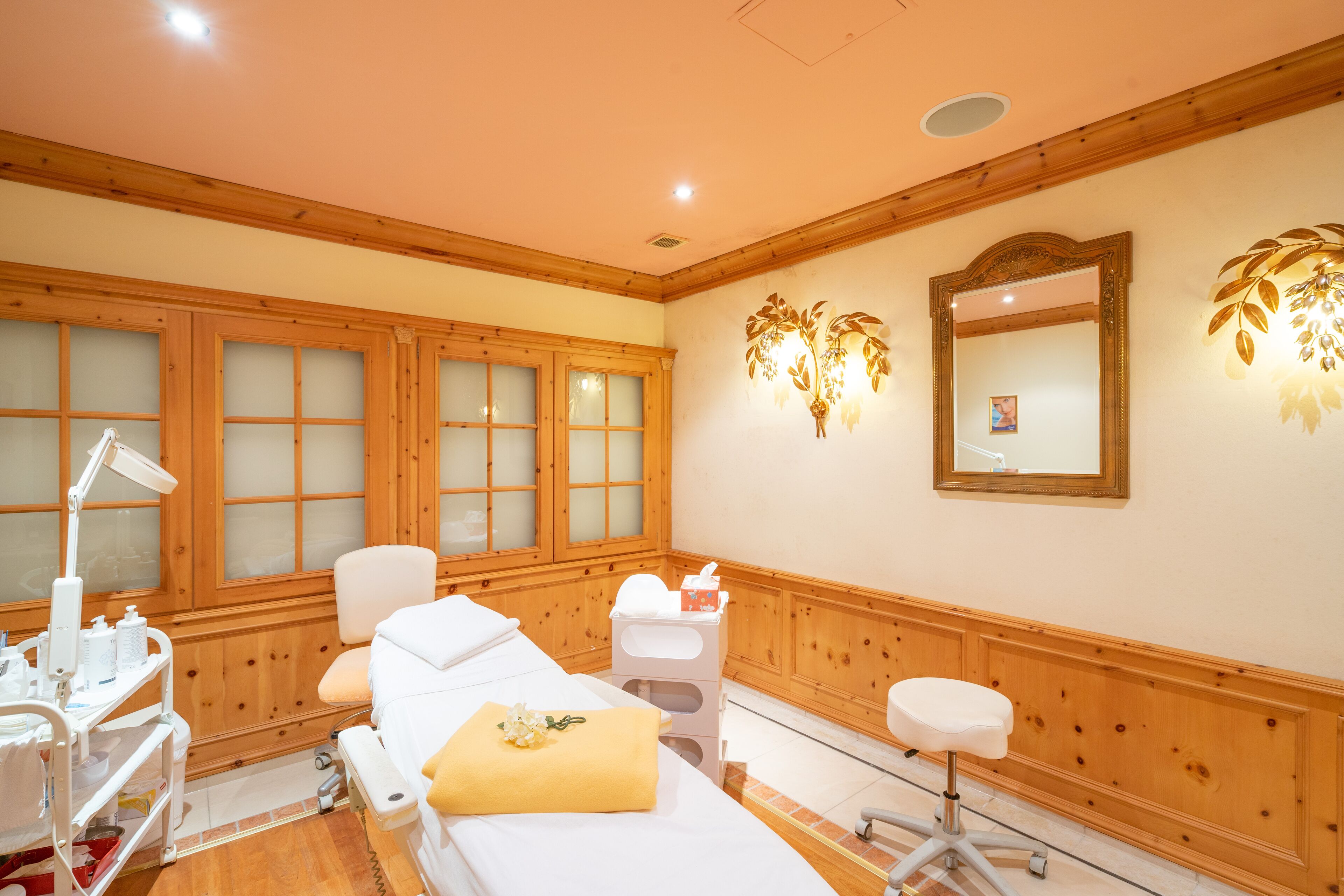 Sauna, rawatan badan, balut badan, talasoterapi, rawatan muka 