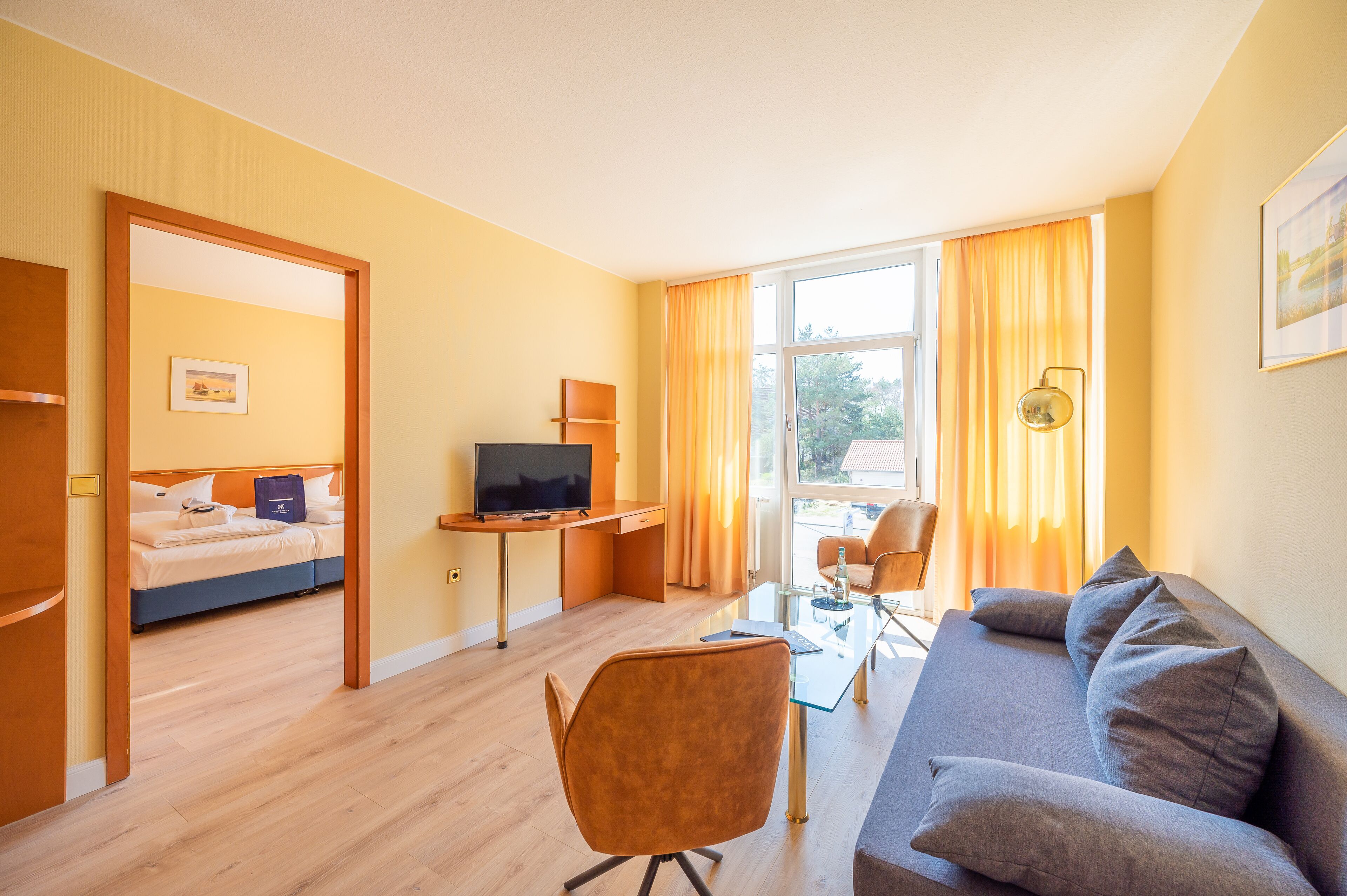 deluxe suite, 1 queen bed, city view (countryside view) | 1 bedroom, hypo-allergenic bedding, minibar, in-room safe