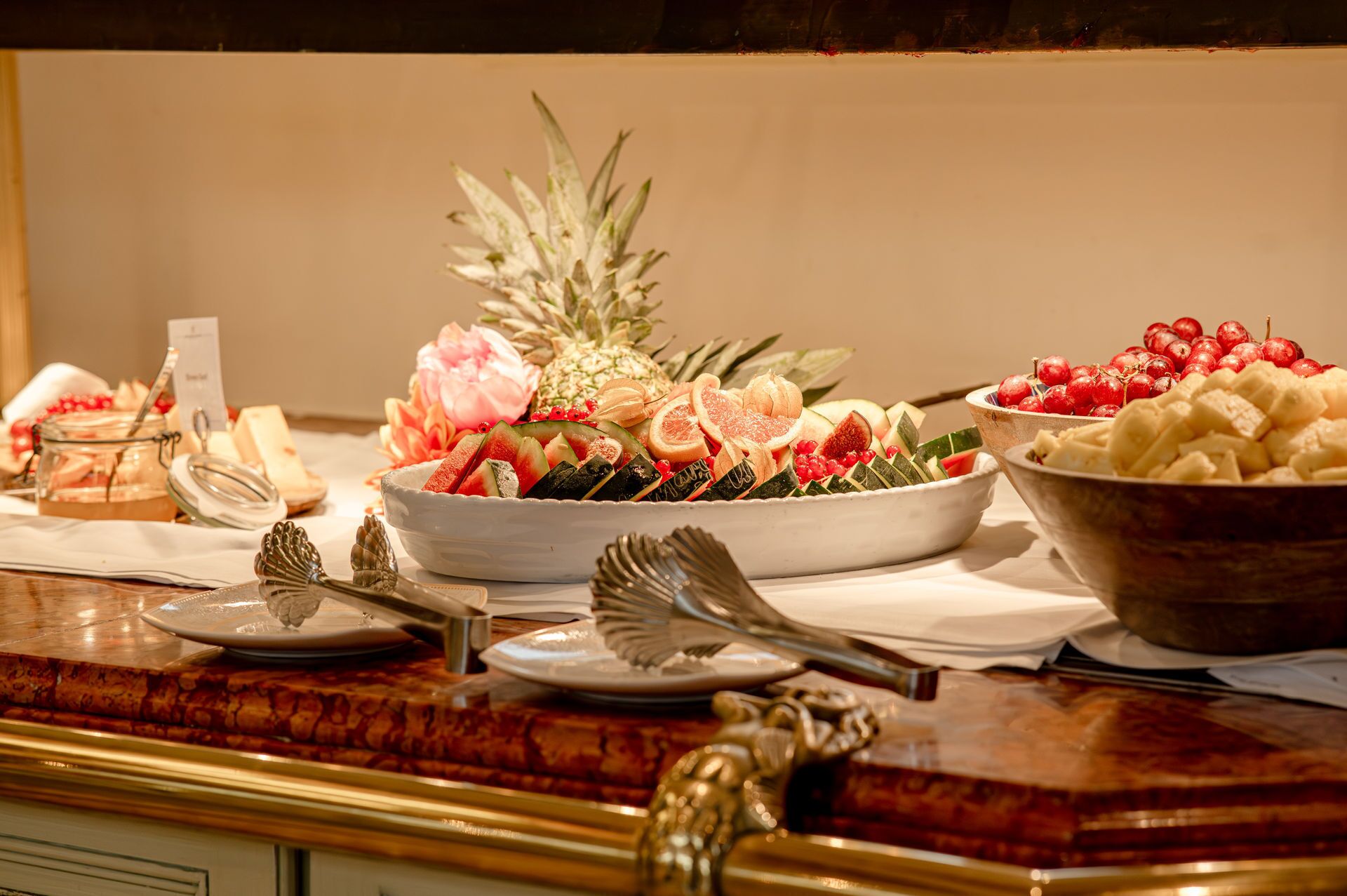 Ein Buffet mit verschiedenen Früchten und einer Ananas als Mittelstück.