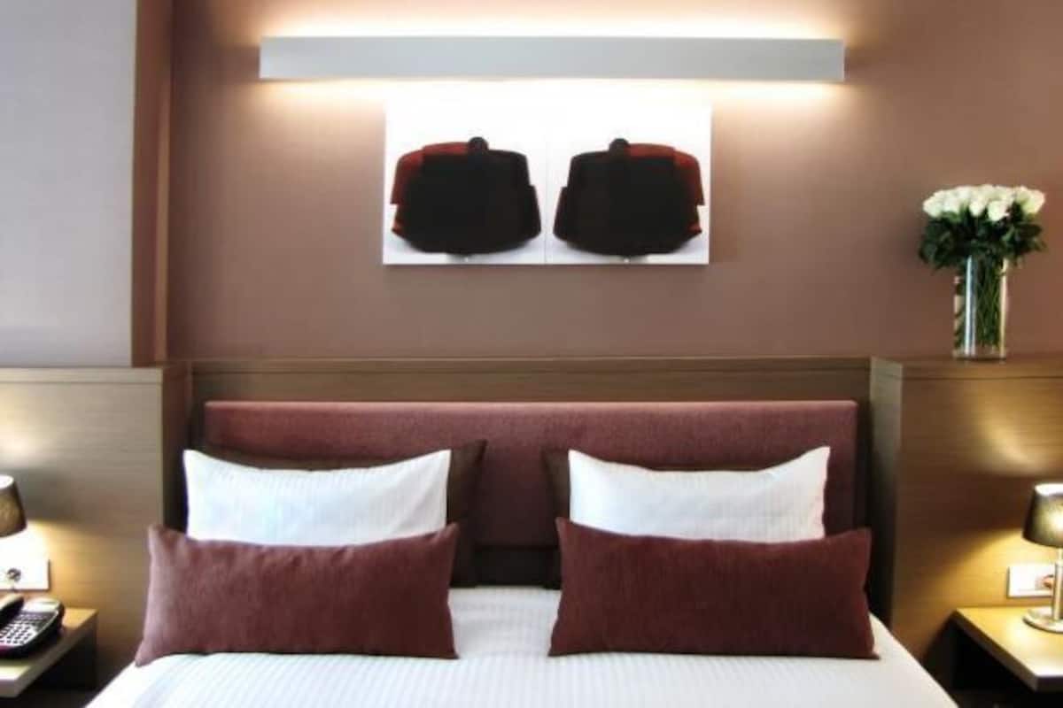 Roupas de cama premium, edredons de pluma, frigobar, cofres nos quartos