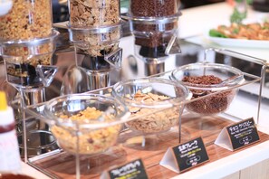 朝食 (ビュッフェ)、毎日提供 (1 名様 2200 JPY)