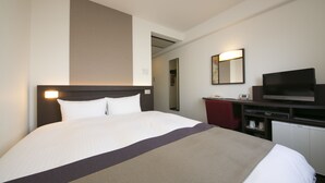 A hotel room with a large bed, a flat-screen TV, a small desk, and a mirror. - Urban Hotel Kyoto (Kyoto)