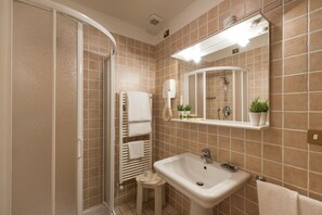 Superior Double Room | Bathroom | Combined shower/tub, free toiletries, hair dryer, bidet - Relais Fattoria Valle (Greve in Chianti)