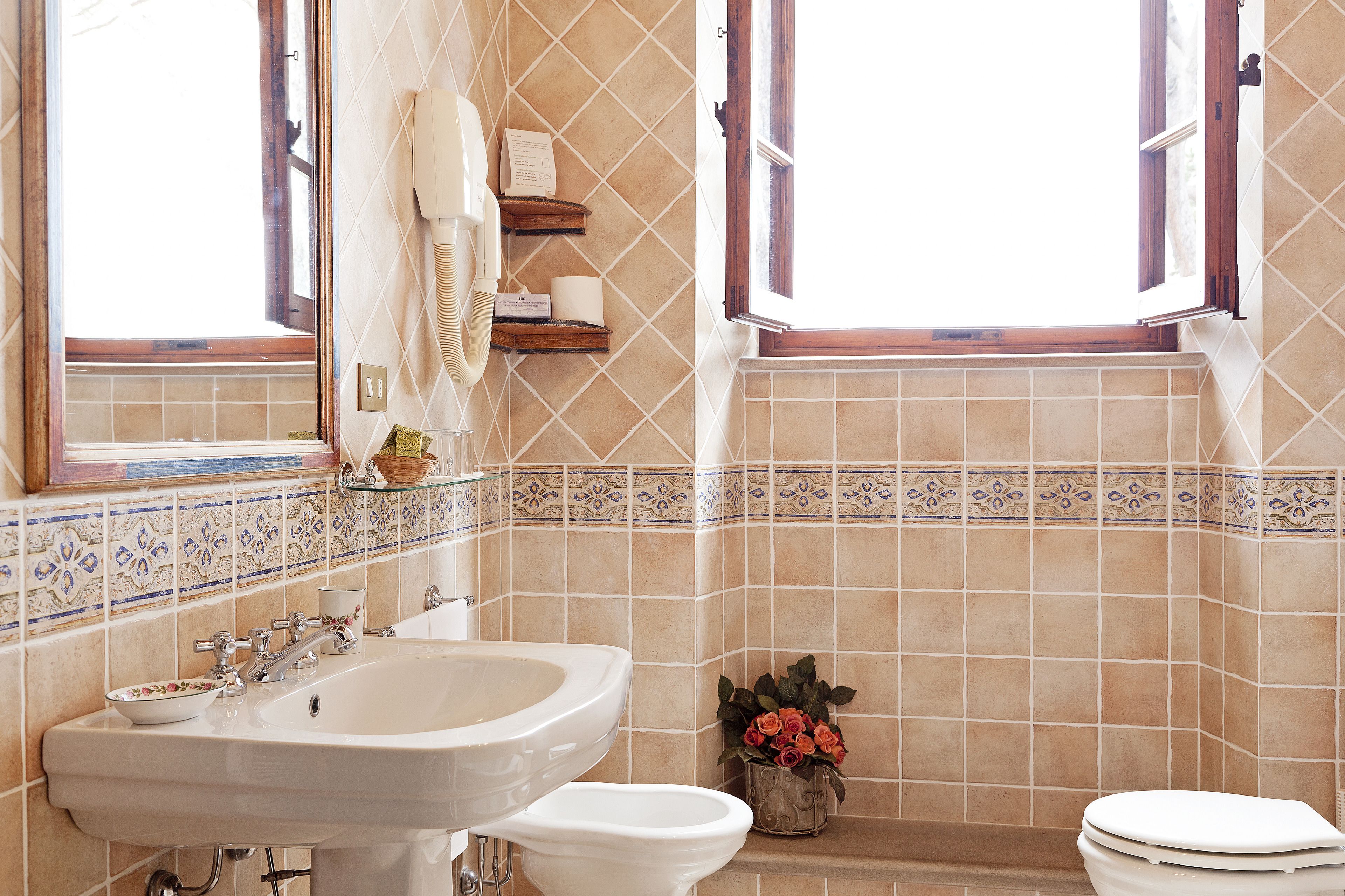 deluxe double room, 1 bedroom | bathroom | combined shower/bathtub, free toiletries, hair dryer, bidet