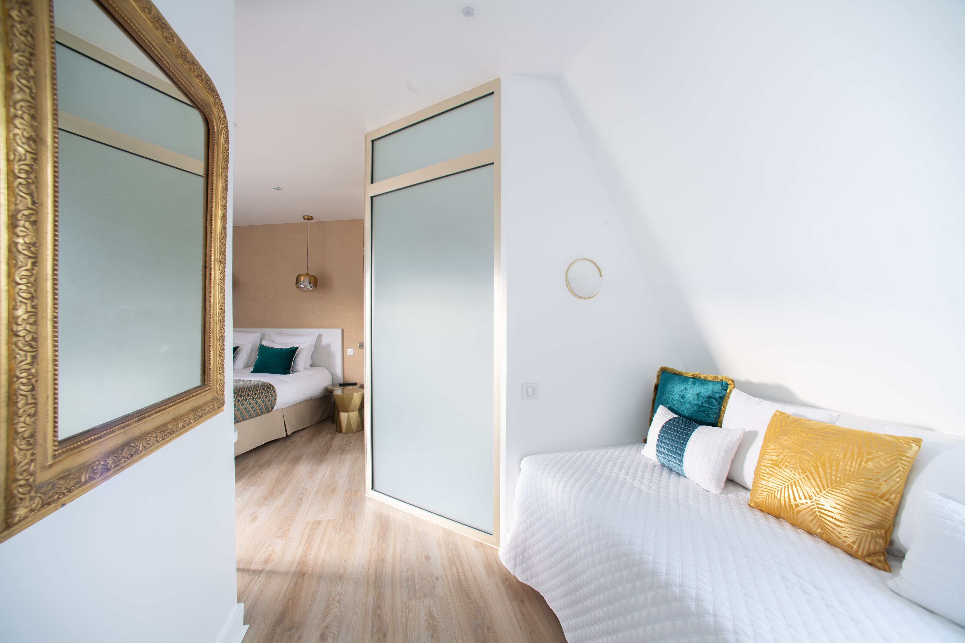 prestige room, balcony (and bath) | minibar, in-room safe, individually decorated, desk