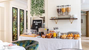 Desayuno buffet diario (EUR 13 por persona)