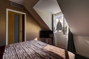Romantic Room with Invalides View | View from property - Hôtel Muguet (Paris)