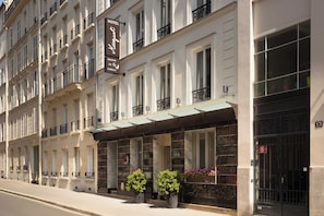 A hotel facade with a sign indicating it is a family-friendly establishment. - Hôtel Muguet (Paris)