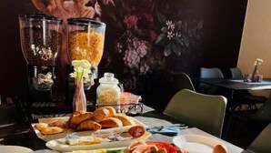 Een ontbijtbuffet met diverse etenswaren en drankjes.