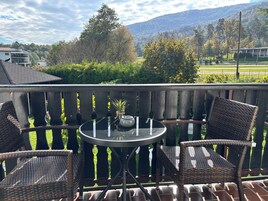 双人房, 阳台 | 客房内保险箱、办公桌、笔记本电脑工作区、遮光窗帘