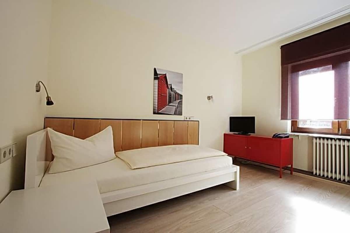 Single Room | Iron/ironing board, free cots/infant beds, rollaway beds, free WiFi