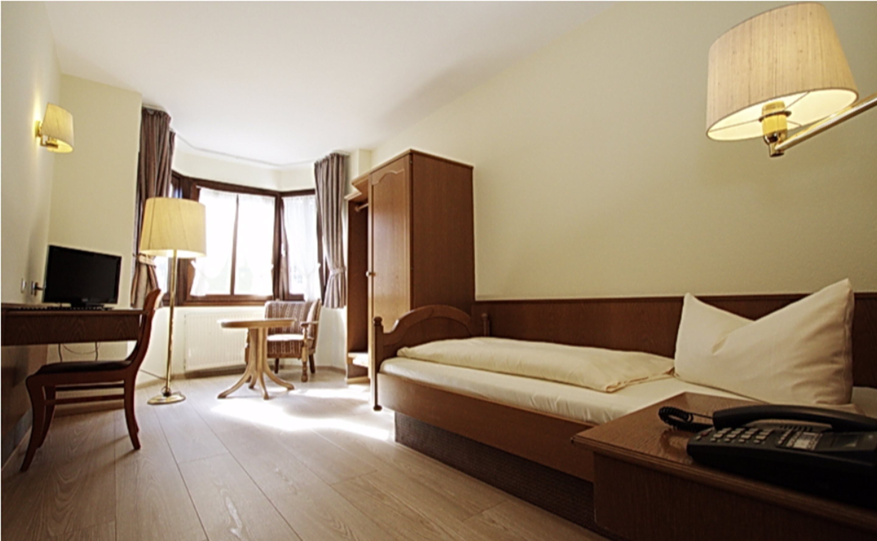 single room | iron/ironing board, free cots/infant beds, rollaway beds, free wifi