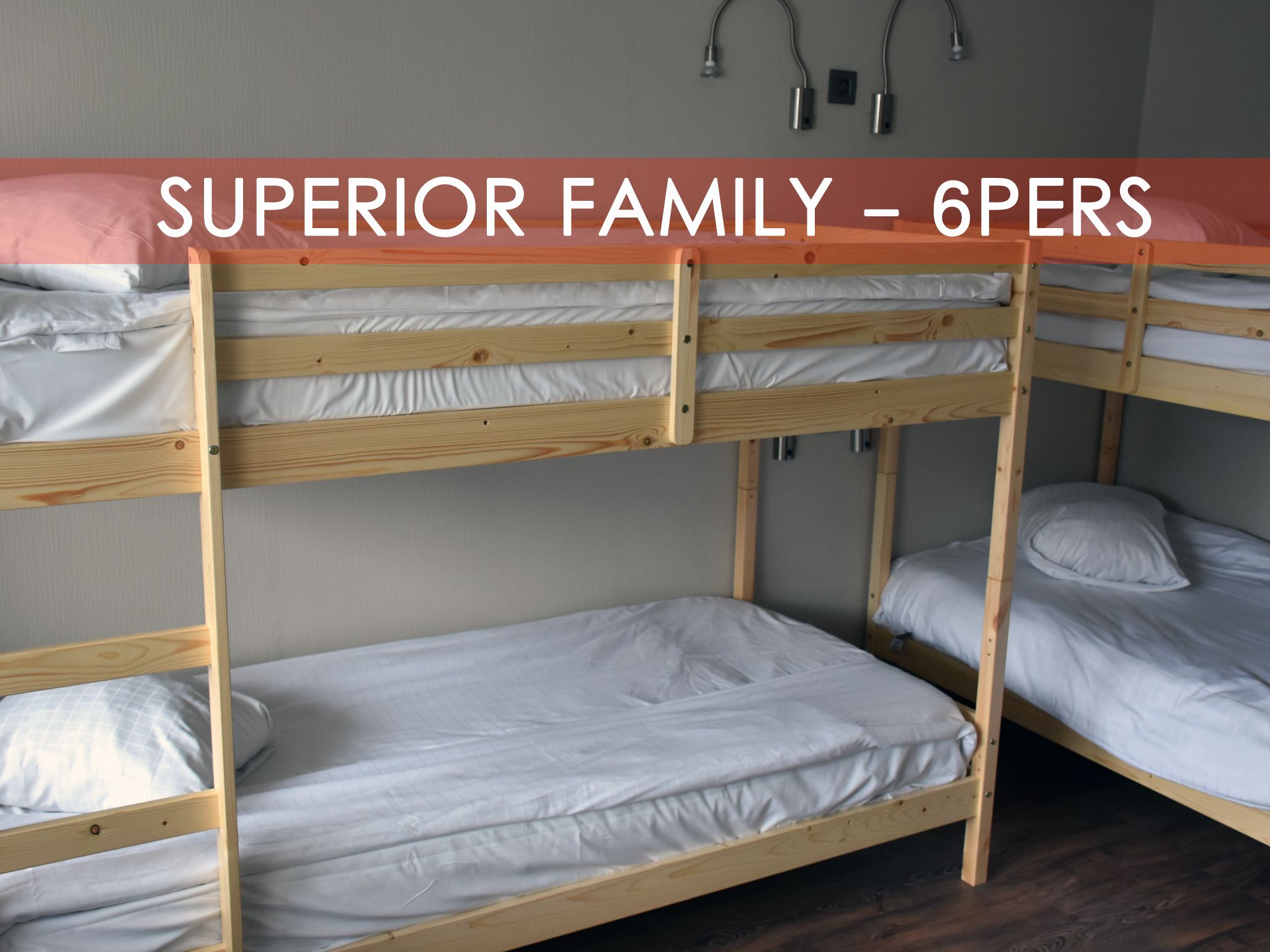 A bunk bed room with six beds, labeled "SUPERIOR FAMILY - 6PERS".
