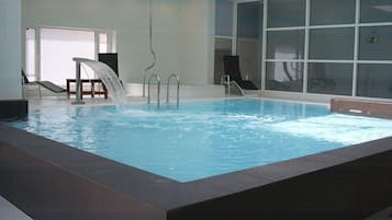 Piscine couverte, accÚs possible de 10 h 00 à 23 h 00, chaises longues