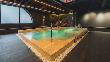 Een sauna, een bubbelbad, een Turks bad/hammam, lichaamsbehandelingen