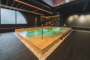 Sauna, hot tub, Turkish bath/hammam, body treatments, body wraps
