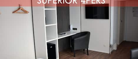 Een kleine kamer met een bed, een bureau en een stoel.