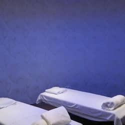 Un sauna, una bañera de hidromasaje, baño turco/hammam