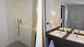 Une salle de bain moderne dotée d’une douche à parois de verre, de deux lavabos et d’un grand miroir.