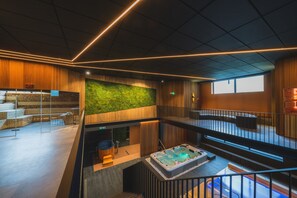 Caja de seguridad en la habitación y escritorio