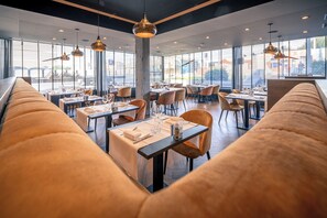 2 restaurants; breakfast, lunch, and dinner served - Hotel Royal Astrid (Ostend)