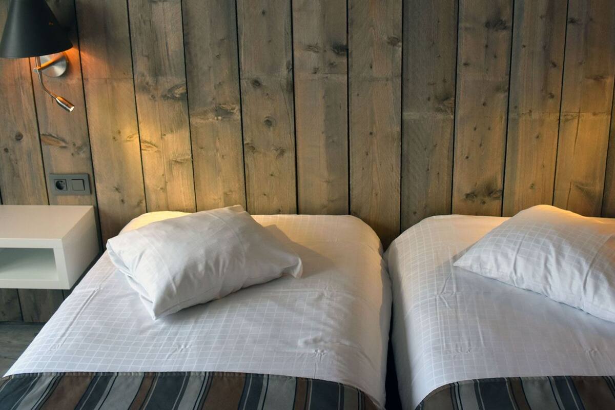 Standard Double or Twin Room | In-room safe, desk, iron/ironing board (on request), WiFi (free)