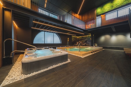 Un sauna, una bañera de hidromasaje, baño turco/hammam