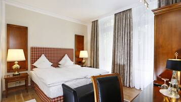 Standard-Doppelzimmer | Hochwertige Bettwaren, Daunenbettdecken, Minibar, Zimmersafe