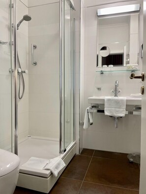 Bathroom shower - Gebhards Hotel (Goettingen)