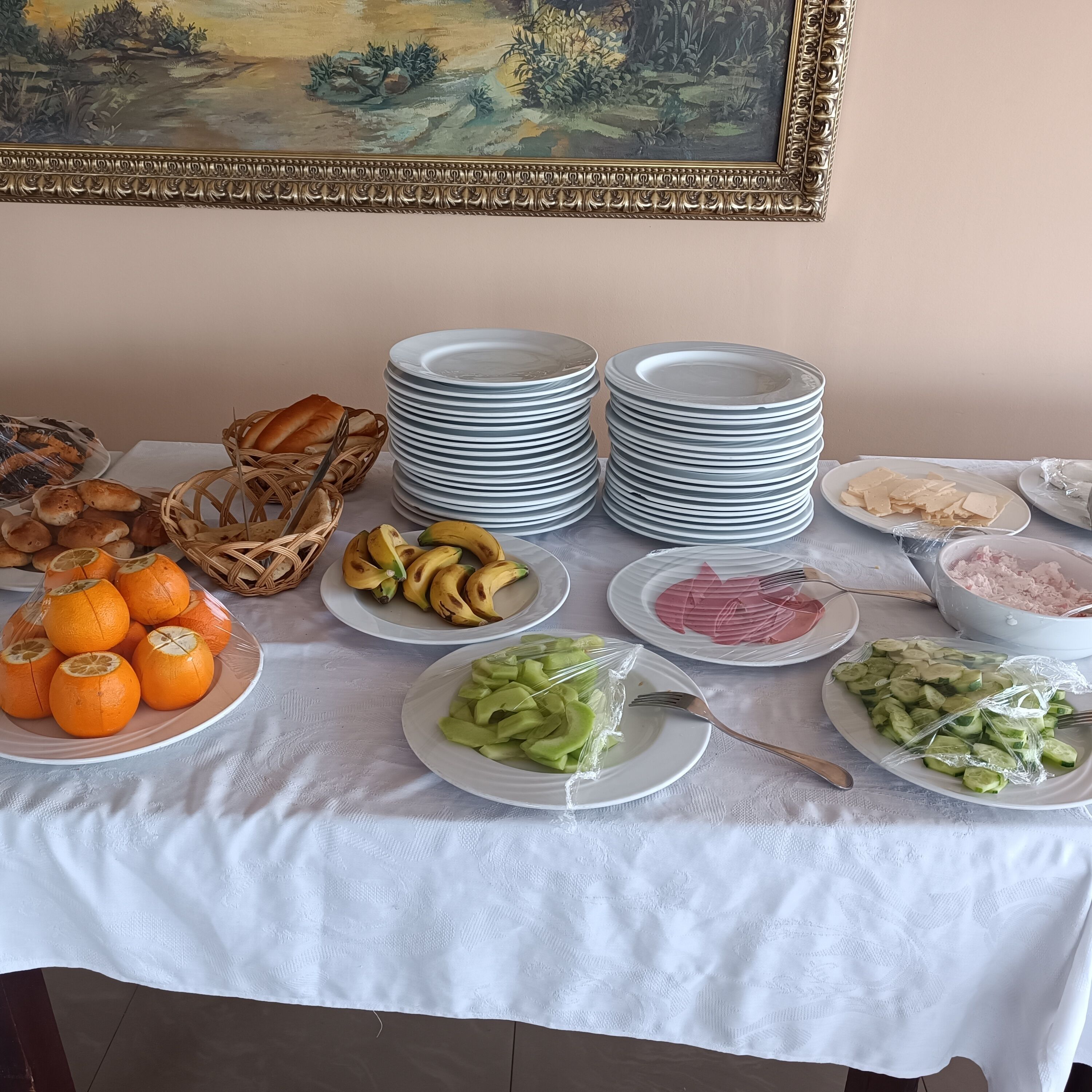 breakfast, lunch served; international cuisine, al fresco dining